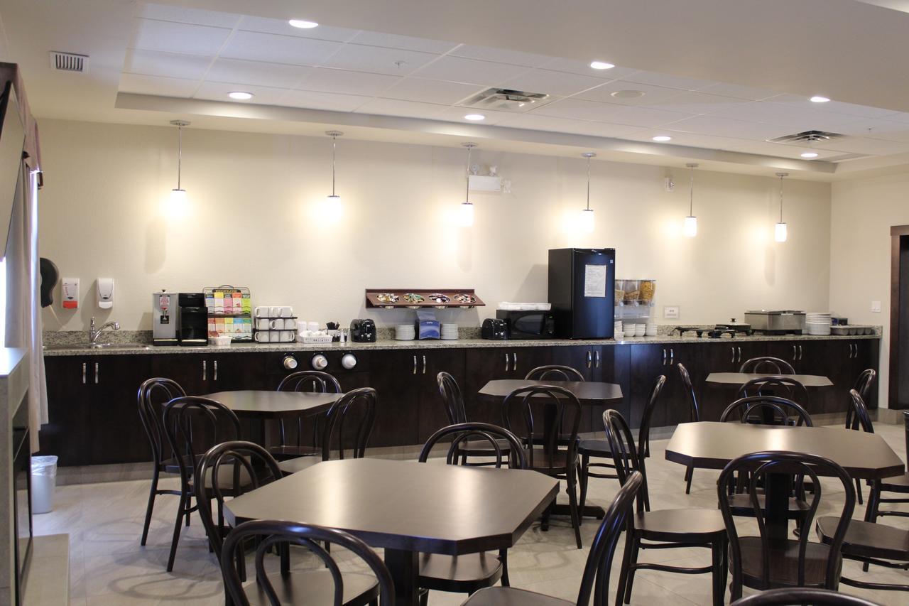 Prairie Moon Inn & Suites Macklin 외부 사진