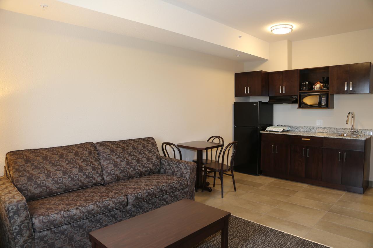 Prairie Moon Inn & Suites Macklin 외부 사진