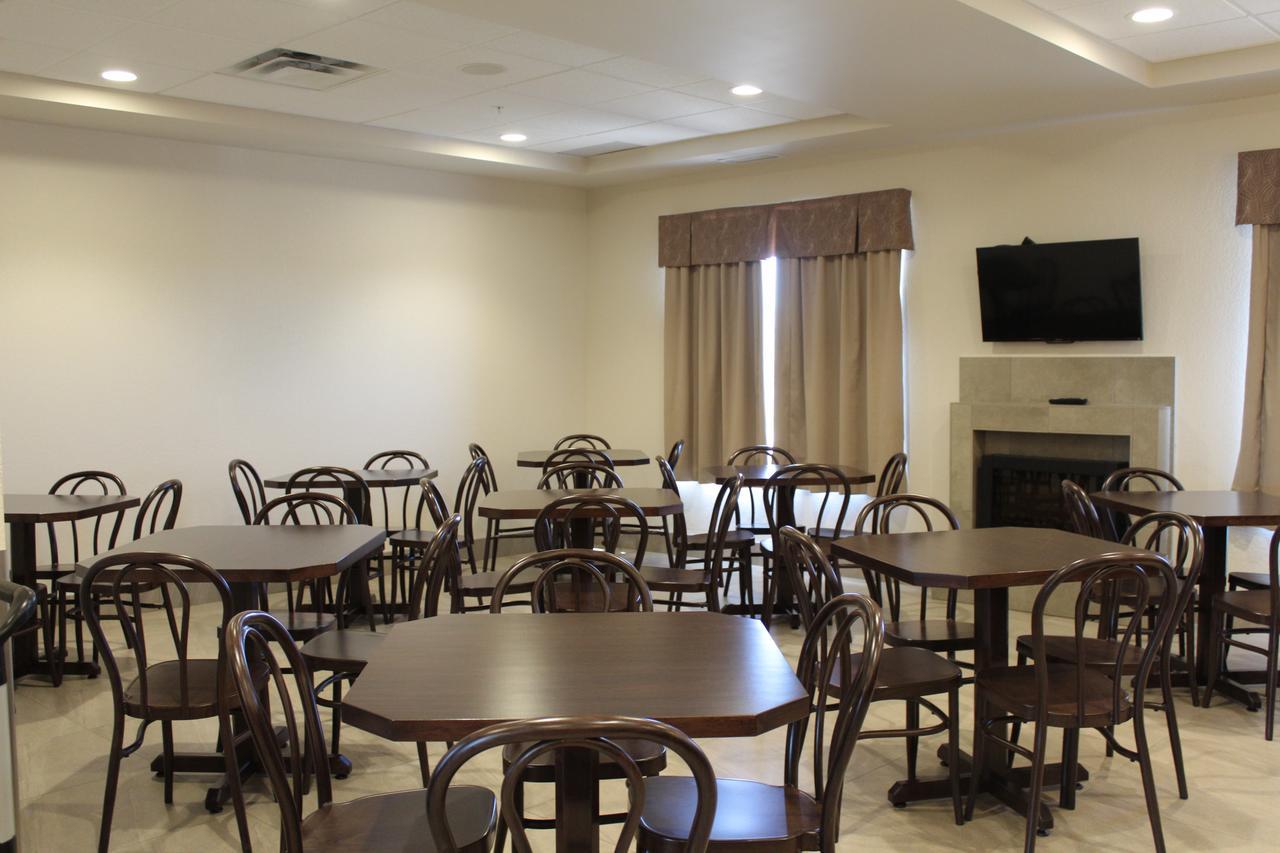 Prairie Moon Inn & Suites Macklin 외부 사진